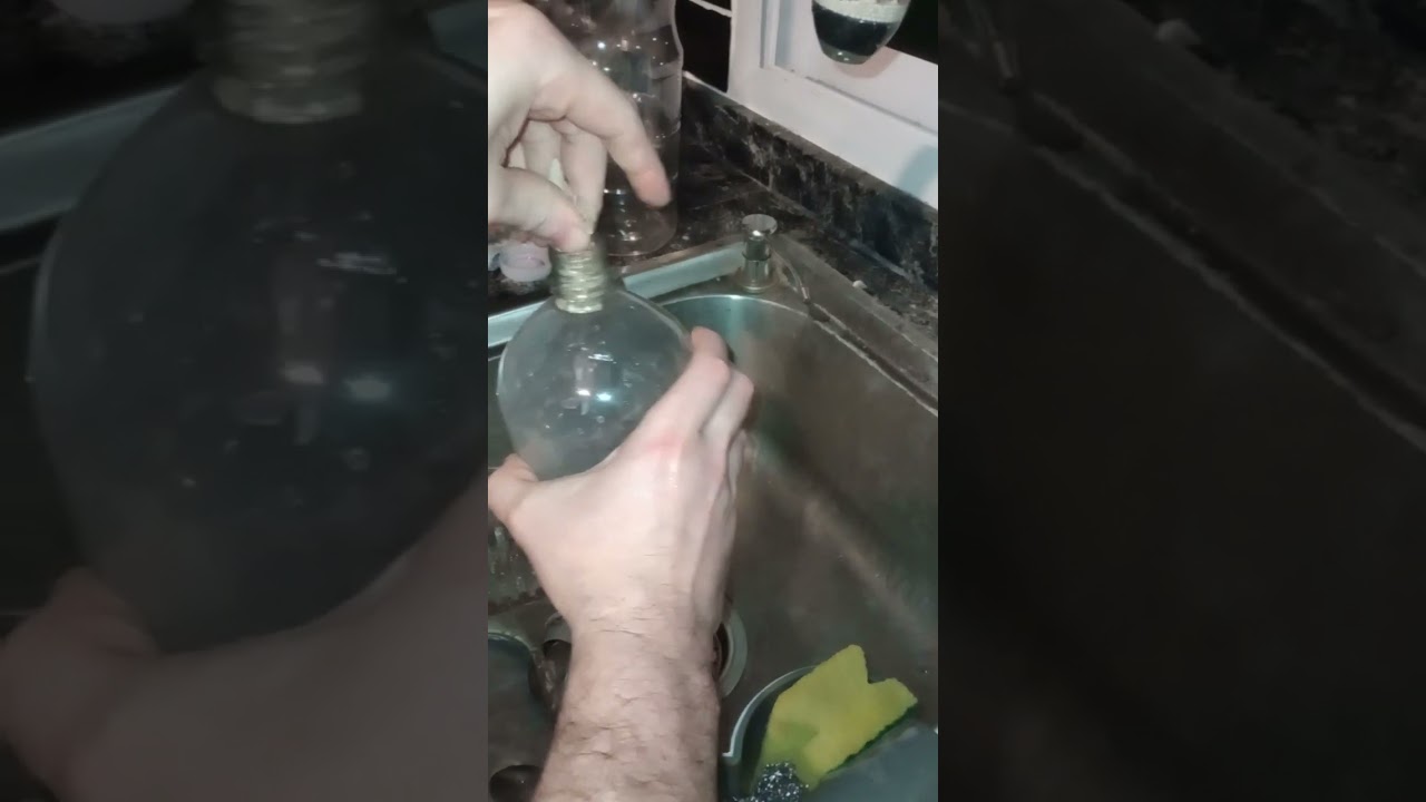 como limpiar una botella de plástico por dentro