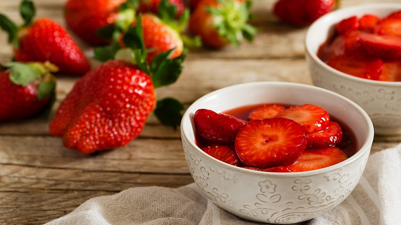 fresas con zumo de naranja y vinagre