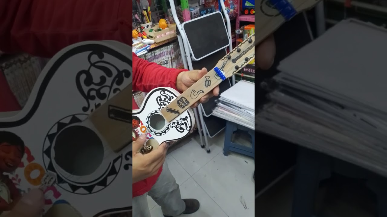 similar ala guitarra pero pequeño y de 4 cuerdas