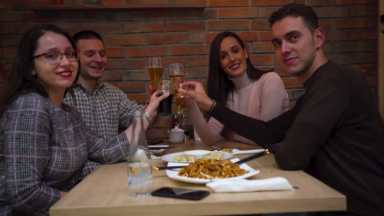 soñar que invitas a comer a alguien